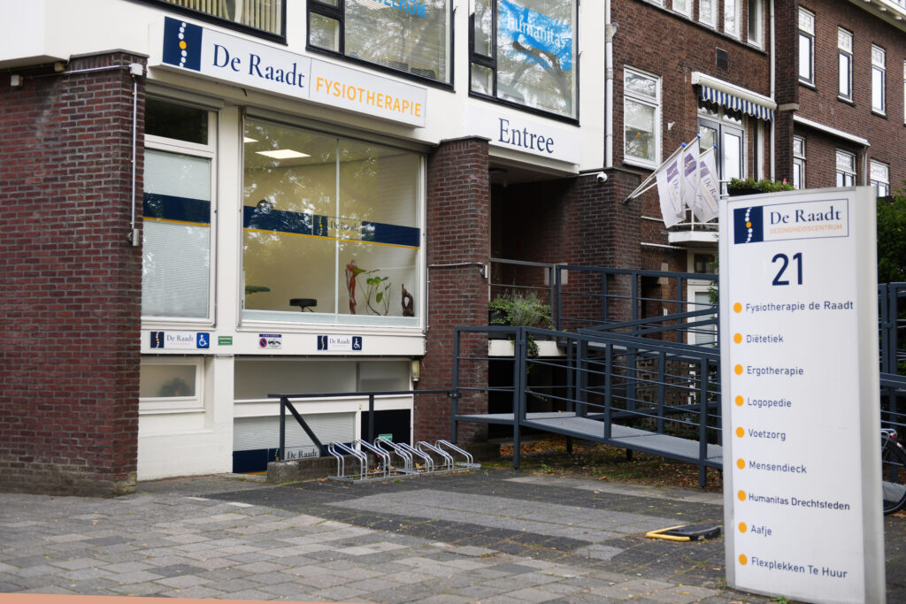 Ingang en voorgevel van De Raadt Fysiotherapie Dordrecht aan de buitenzijde van het gebouw.